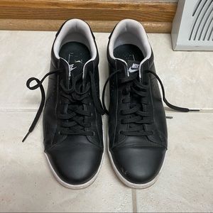 Nike black leather sneaker
